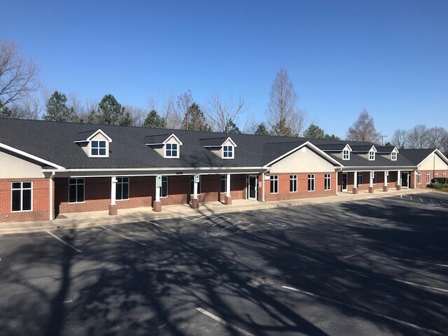 8050 Corporate Center Dr, Charlotte, NC à louer Photo de l’immeuble– Image 1 sur 11