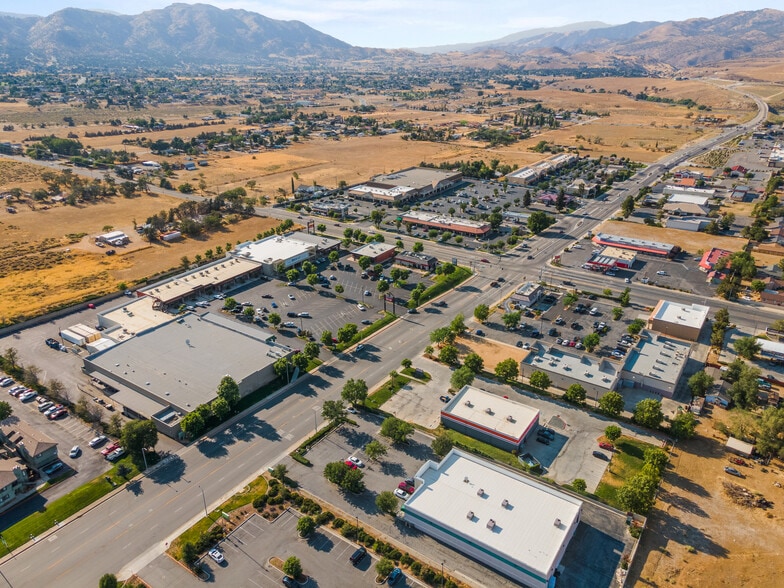 811 Tucker Rd, Tehachapi, CA à louer - Photo de l’immeuble – Image 3 sur 7