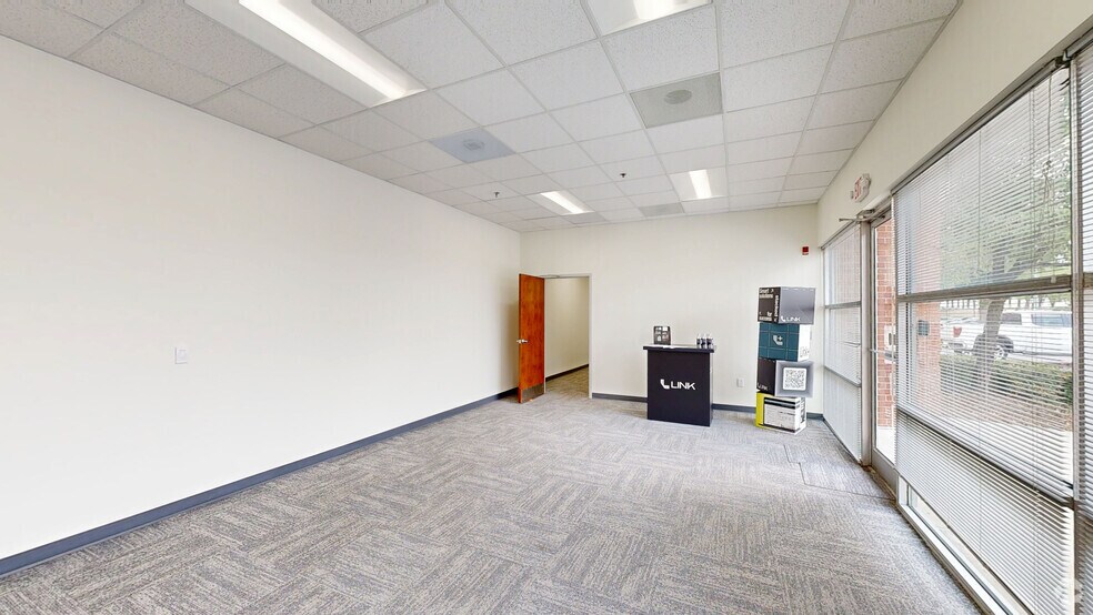 408 Gallimore Dairy Rd, Greensboro, NC à louer - Numérisation 3D Matterport – Image 2 sur 36