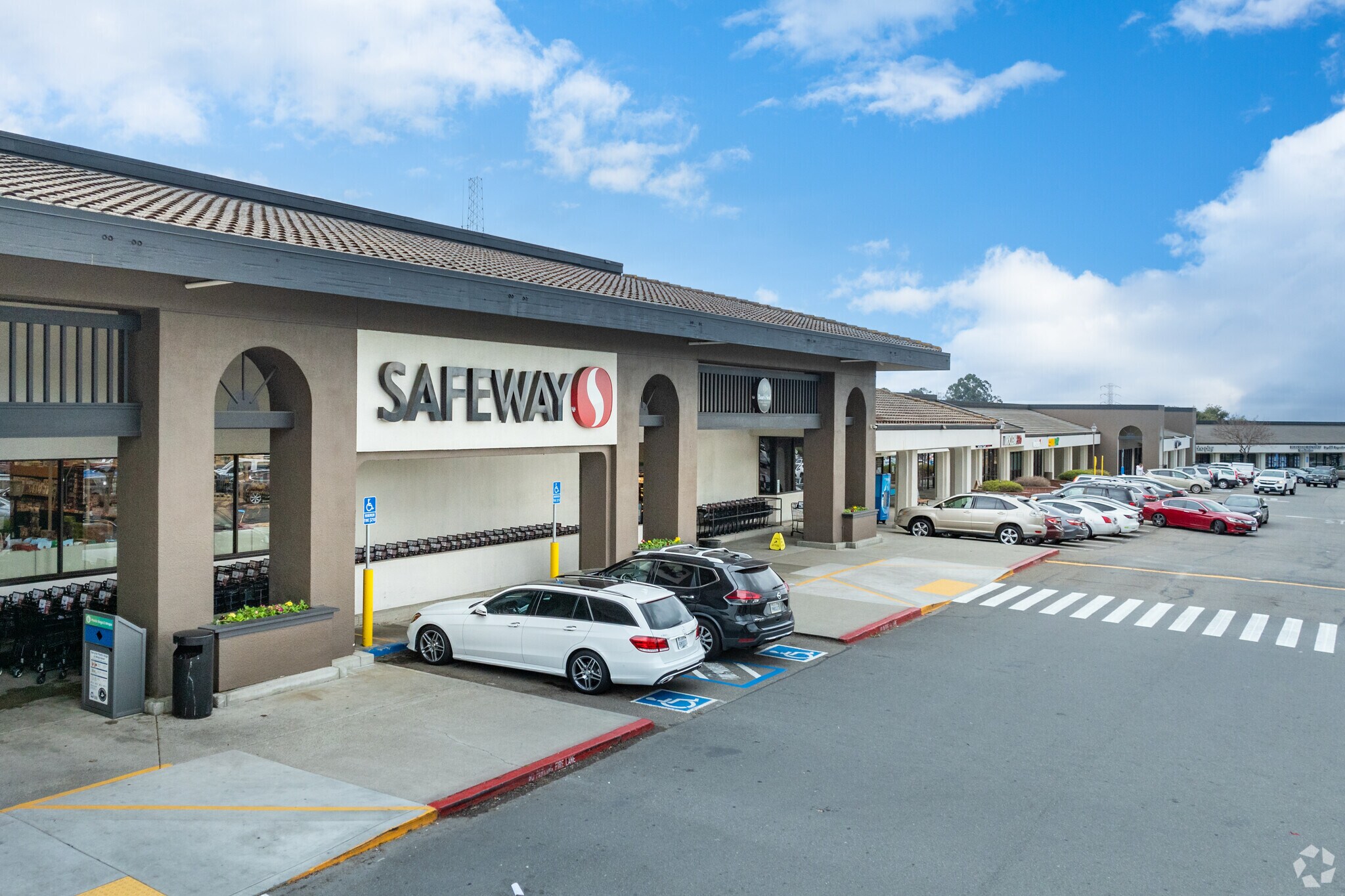 3779-4015 E Castro Valley Blvd, Castro Valley, CA à louer Photo principale– Image 1 sur 6