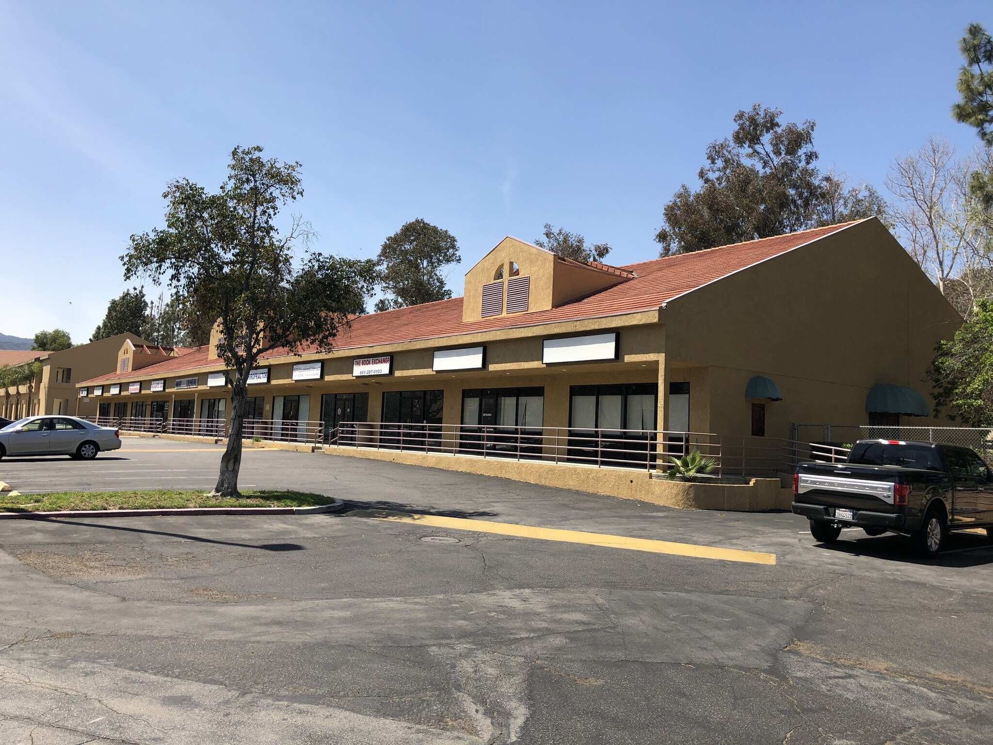 25850 Tournament Rd, Valencia, CA à louer Photo de l’immeuble– Image 1 sur 11