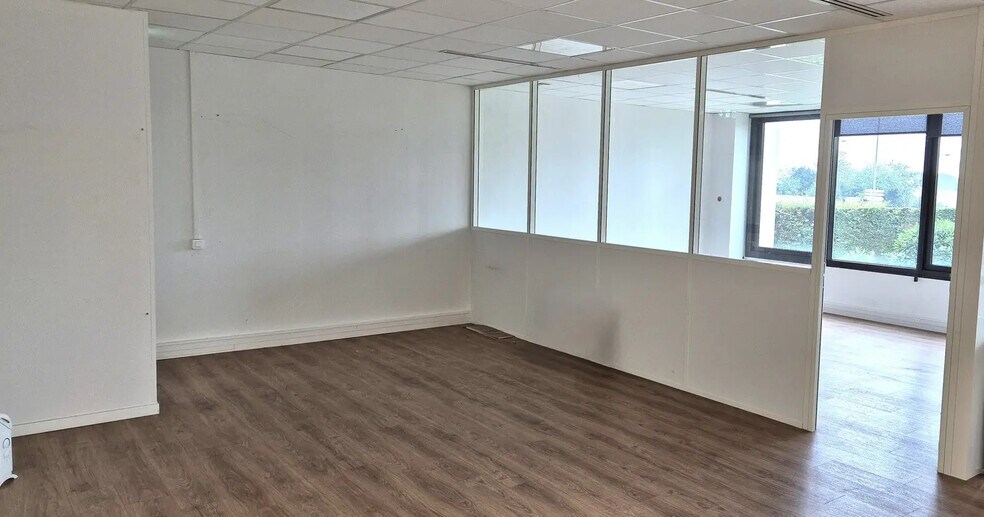 Bureau dans Bron à louer - Photo de l’immeuble – Image 1 sur 8