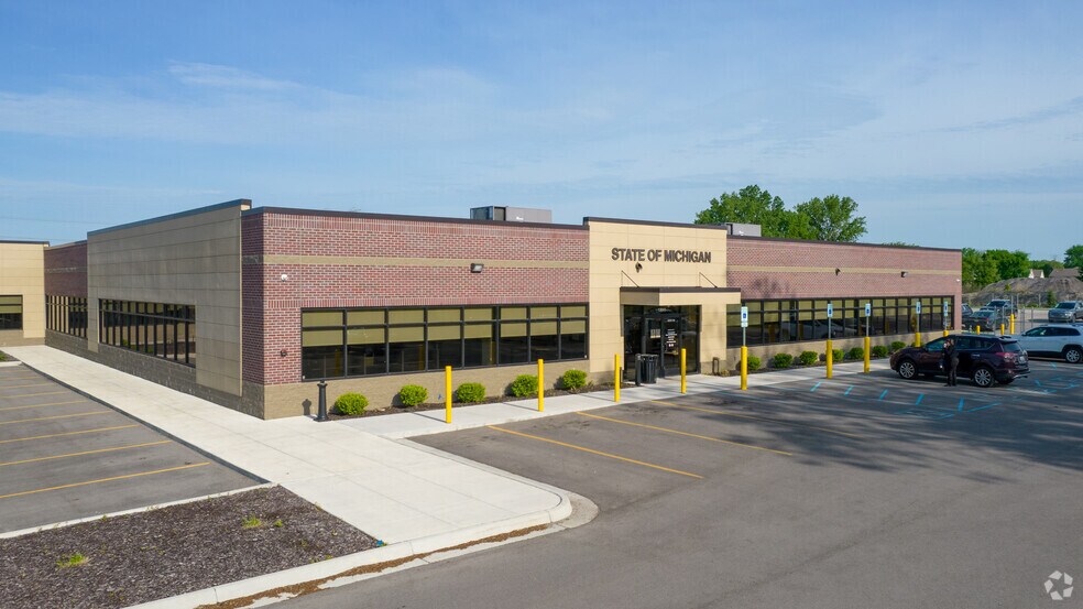 13041 10 Mile Rd, Warren, MI à louer - Photo principale – Image 1 sur 5