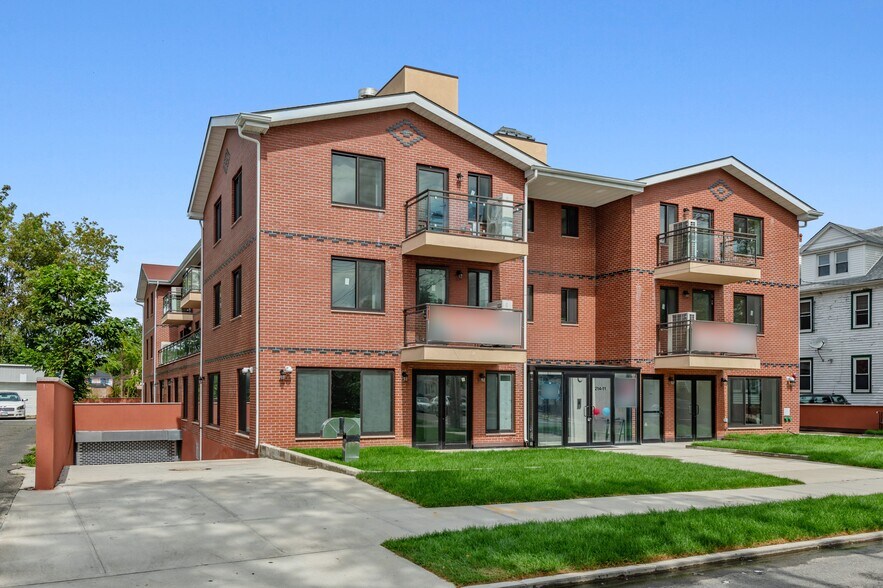 214-11 35th Ave, Bayside, NY à vendre - Photo de l’immeuble – Image 1 sur 7