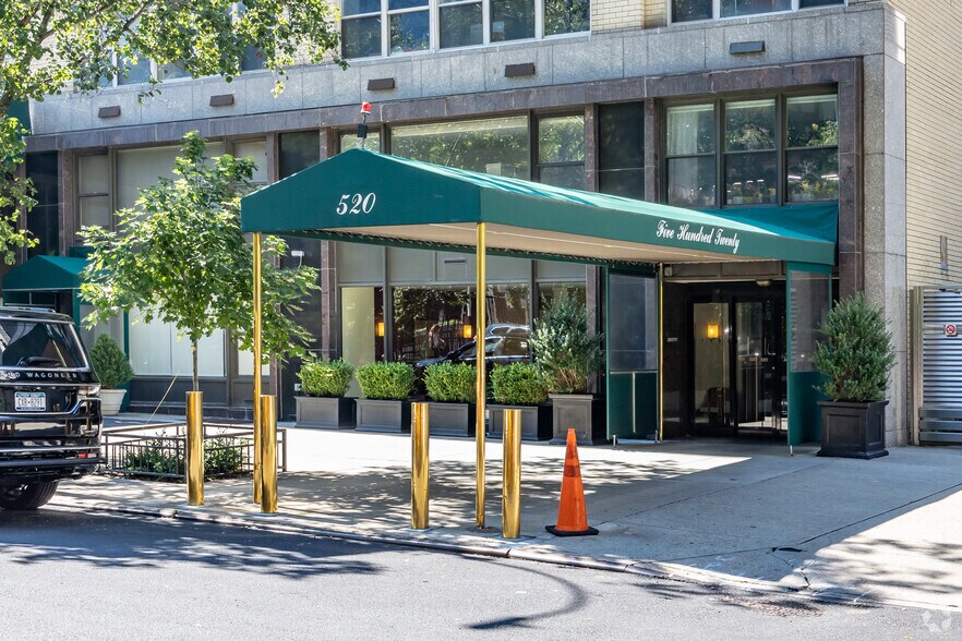 520 E 72nd St, New York, NY à vendre - Photo de l’immeuble – Image 2 sur 8