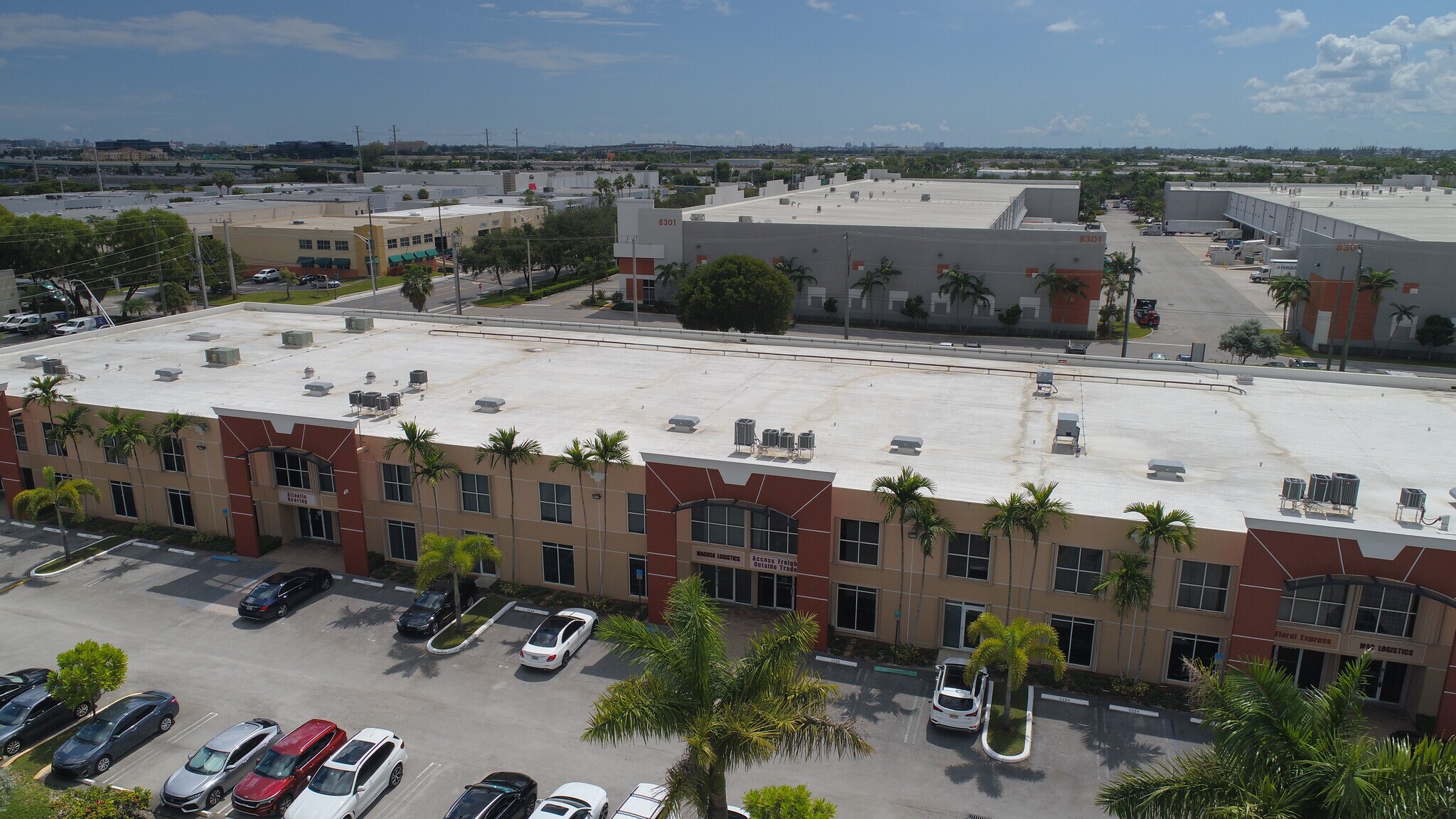 8240 NW 30th Ter, Doral, FL à louer Photo de l’immeuble– Image 1 sur 12