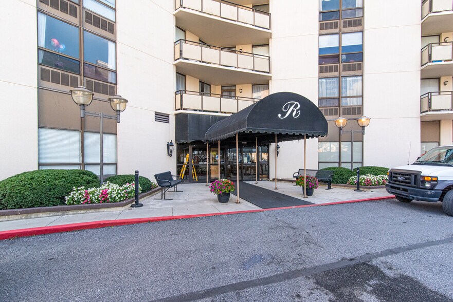 205 E Joppa Rd, Towson, MD à vendre - Photo de l’immeuble – Image 2 sur 42