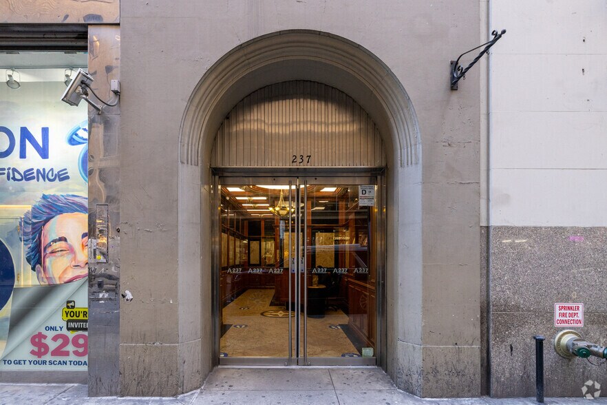 237 W 37th St, New York, NY à louer - Photo de l’immeuble – Image 3 sur 11