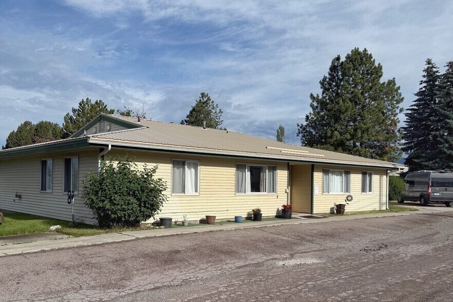 821 7th St W, Columbia Falls, MT à vendre - Photo de l’immeuble – Image 2 sur 11