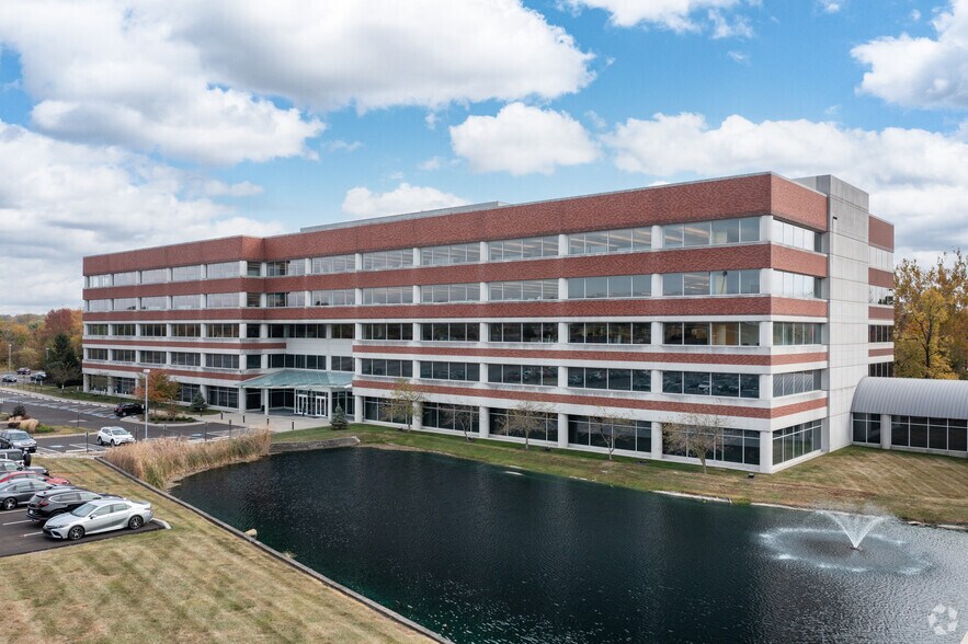 4241 Irwin Simpson Rd, Mason, OH à louer - Photo de l’immeuble – Image 1 sur 4