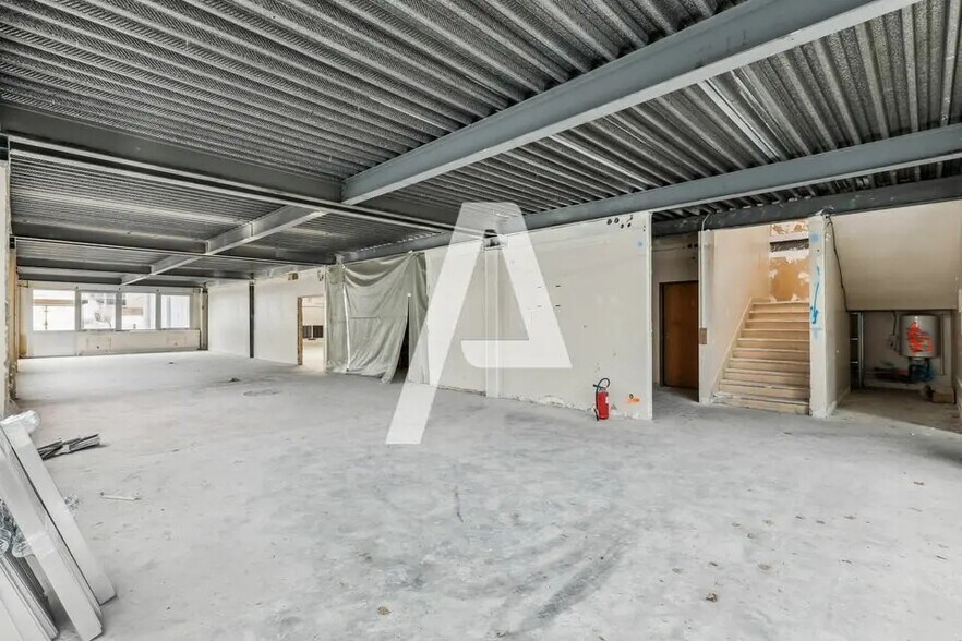 Local d’activités dans Ivry-sur-Seine à louer - Photo de l’immeuble – Image 1 sur 5