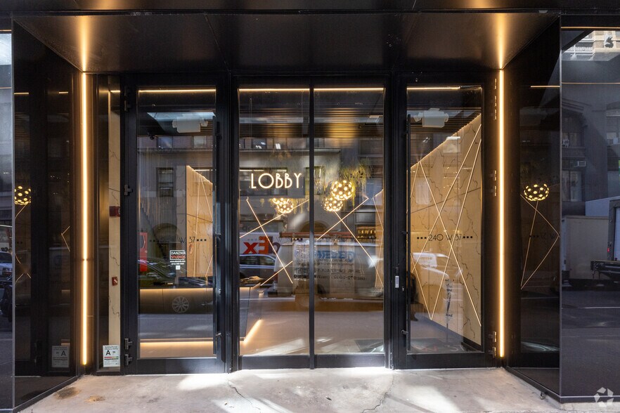 240 W 37th St, New York, NY à louer - Photo de l’immeuble – Image 3 sur 7