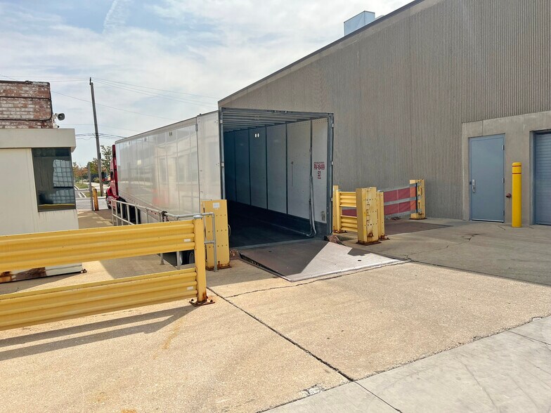 1814-1830 N LARAMIE AVENUE portefeuille de 3 biens à vendre sur LoopNet.fr - Photo de l’immeuble – Image 2 sur 10