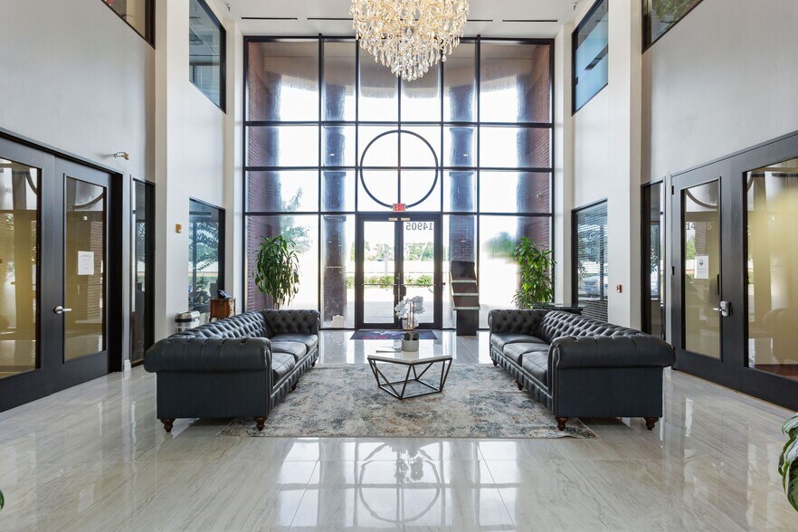 14905 Southwest Fwy, Sugar Land, TX à louer - Photo intérieure – Image 2 sur 21