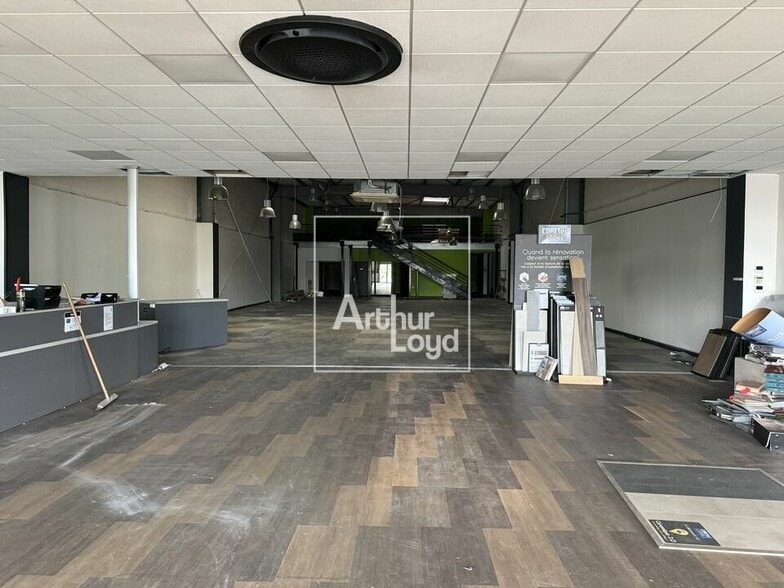 Local commercial dans Lisses à louer - Photo de l’immeuble – Image 1 sur 5