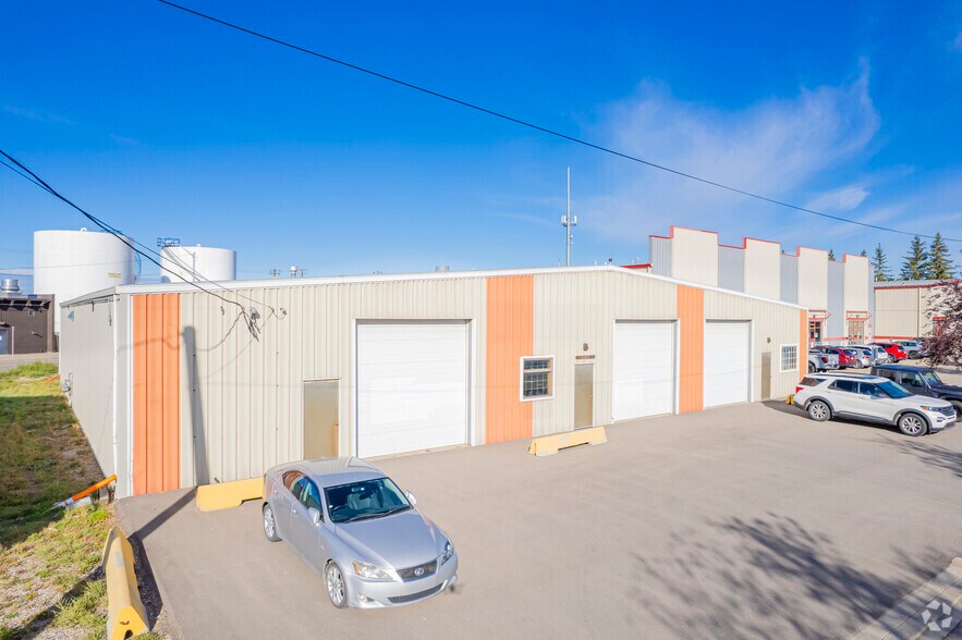 2713 16 St SE, Calgary, AB à louer - Photo principale – Image 1 sur 2