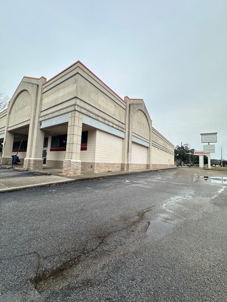 1422 E Pass Rd, Gulfport, MS à louer - Photo de l’immeuble – Image 2 sur 9