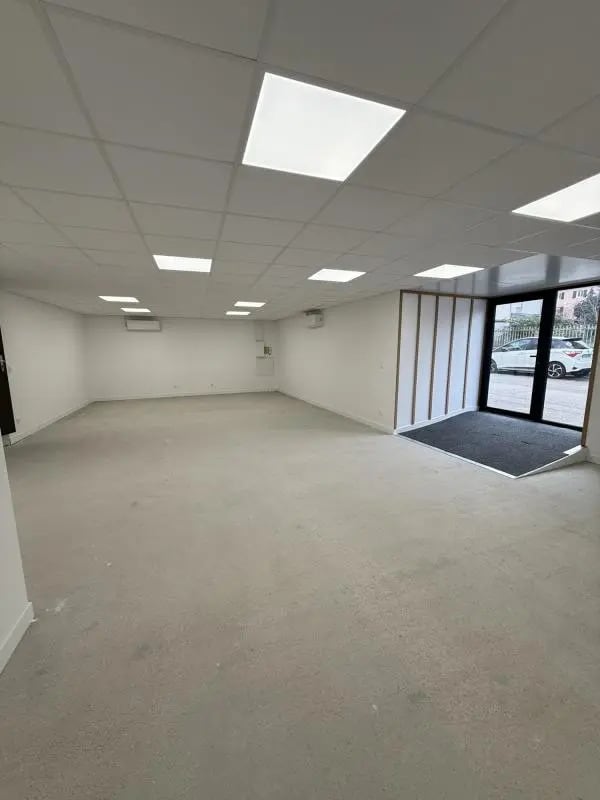 Local commercial dans Craponne à louer Photo de l’immeuble– Image 1 sur 7