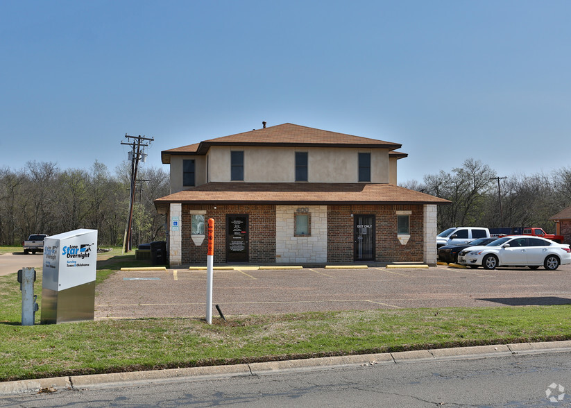 400 N Ridgeway Dr, Cleburne, TX à louer - Photo de l’immeuble – Image 3 sur 13