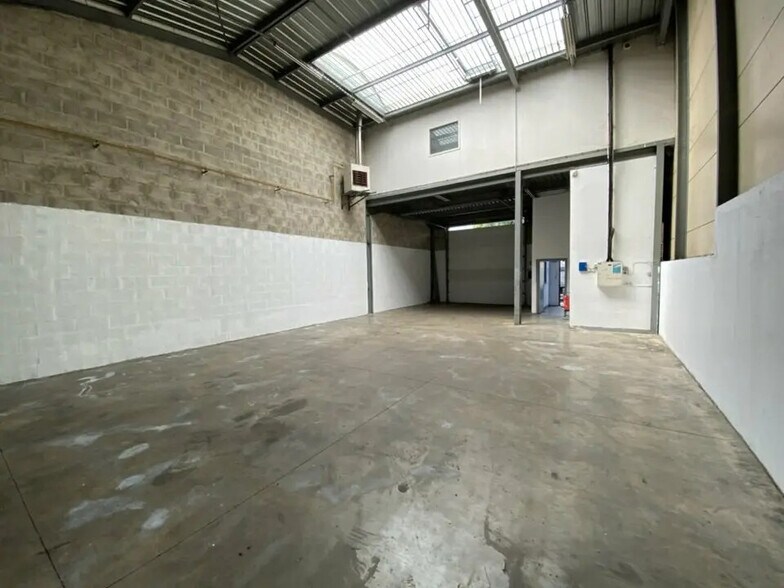 Local d’activités dans Le Thillay à louer - Photo de l’immeuble – Image 2 sur 6