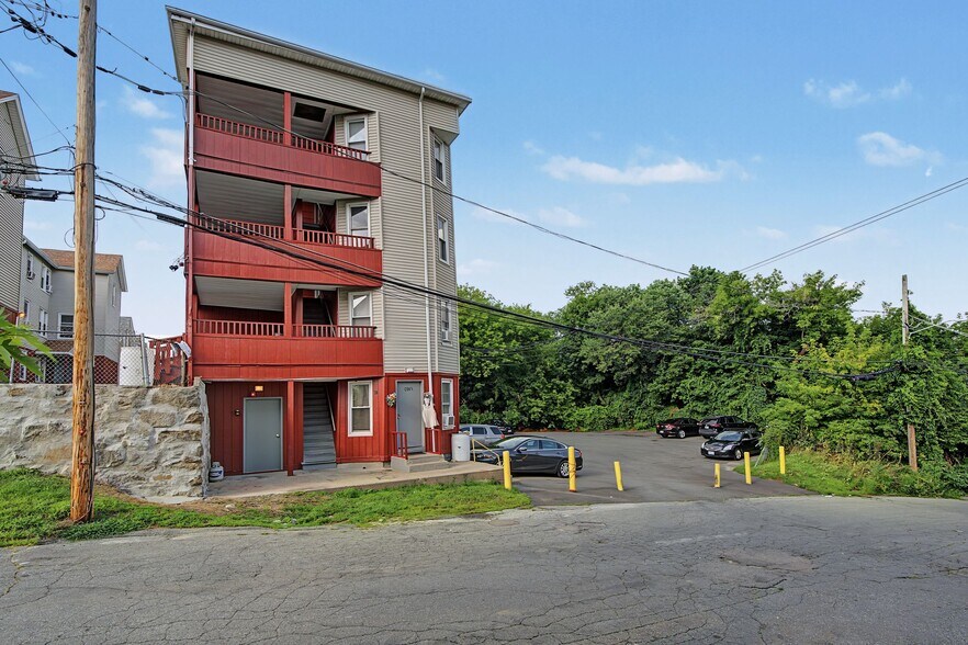 471 Pond St, Woonsocket, RI à vendre - Photo de l’immeuble – Image 3 sur 55