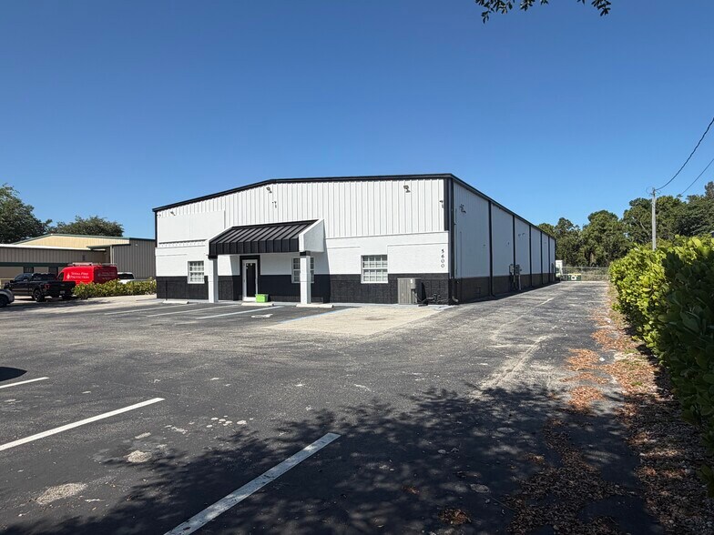 5600 Zip Dr, Fort Myers, FL à louer - Photo de l’immeuble – Image 2 sur 23
