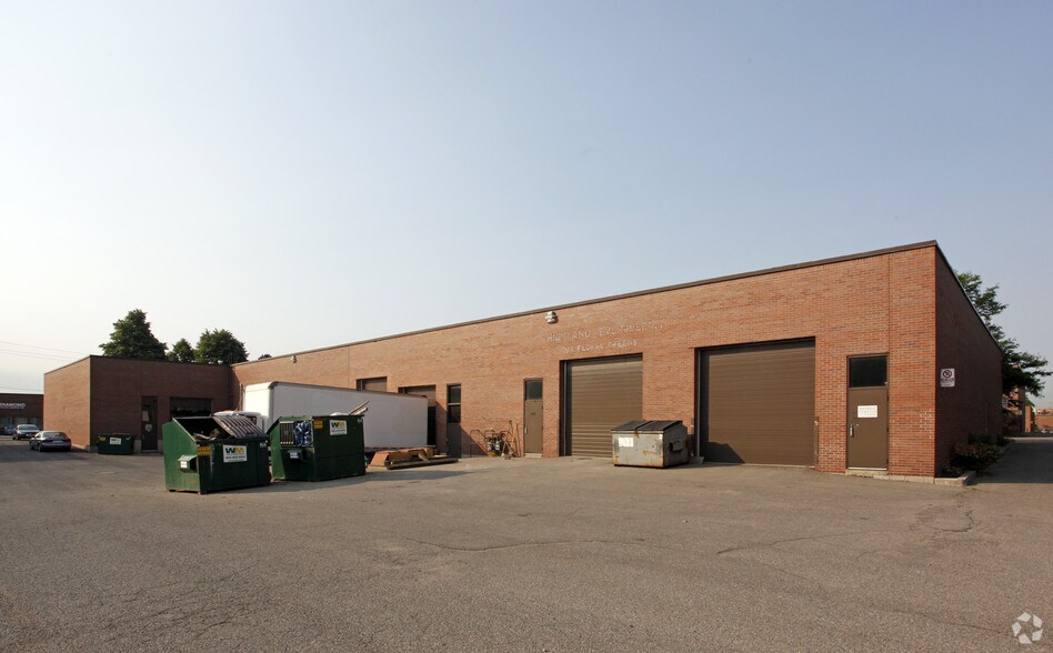 1311-1319 Kamato Rd, Mississauga, ON à louer - Photo de l’immeuble – Image 2 sur 2