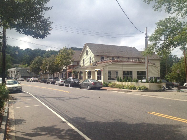 1353 Old Northern Blvd, Roslyn, NY à vendre - Photo de l’immeuble – Image 2 sur 8