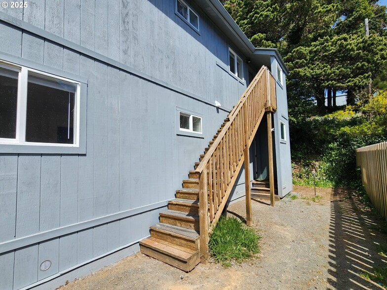 820 Jackson St, Port Orford, OR à vendre - Photo de l’immeuble – Image 3 sur 29