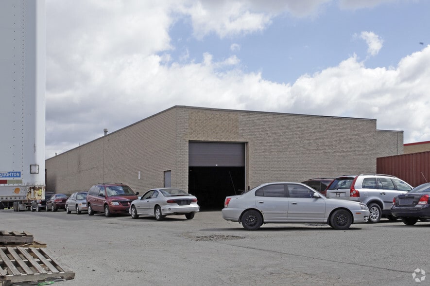 12 Strathearn Av, Brampton, ON à vendre - Photo de l’immeuble – Image 2 sur 4