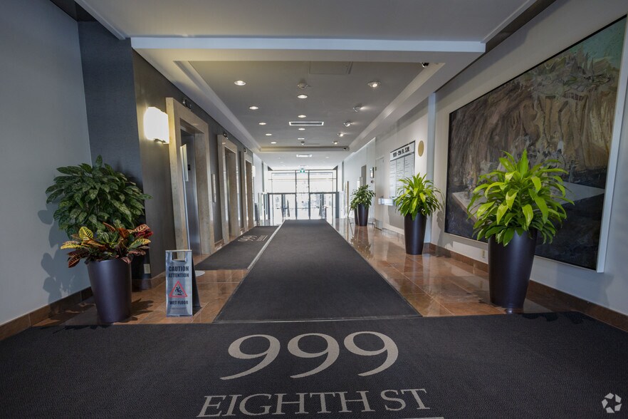 999 8th St SW, Calgary, AB à louer - Hall d’entrée – Image 2 sur 7
