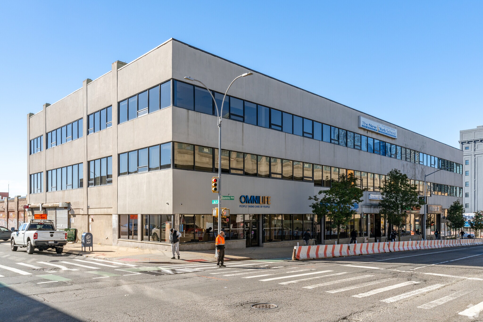 33-10 Queens Blvd, Long Island City, NY à louer Photo de l’immeuble– Image 1 sur 10