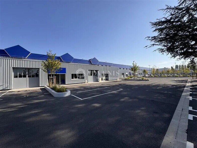 Local d’activités dans Vaux-le-Pénil à louer - Photo de l’immeuble – Image 1 sur 7