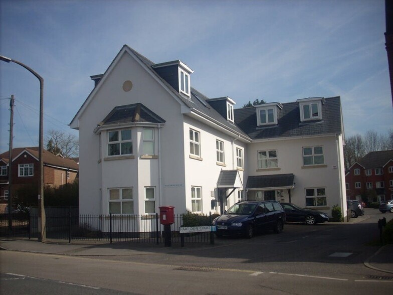 Bridge Rd, Bagshot à louer - Photo de l’immeuble – Image 1 sur 7
