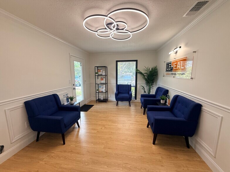 156 Whitaker Rd, Lutz, FL à louer - Photo de l’immeuble – Image 3 sur 19