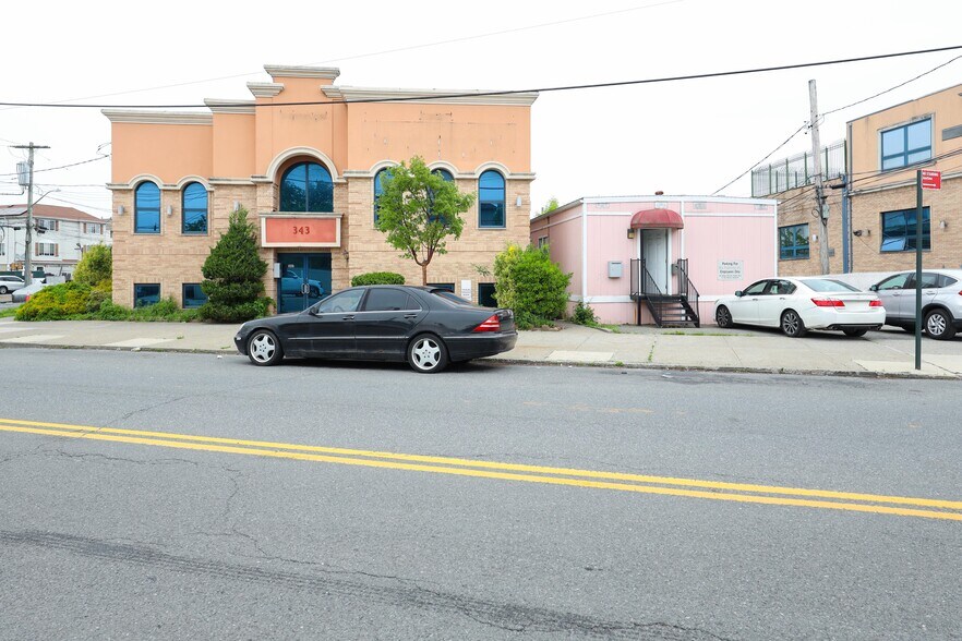 343 Sand Ln, Staten Island, NY à vendre - Photo principale – Image 1 sur 23