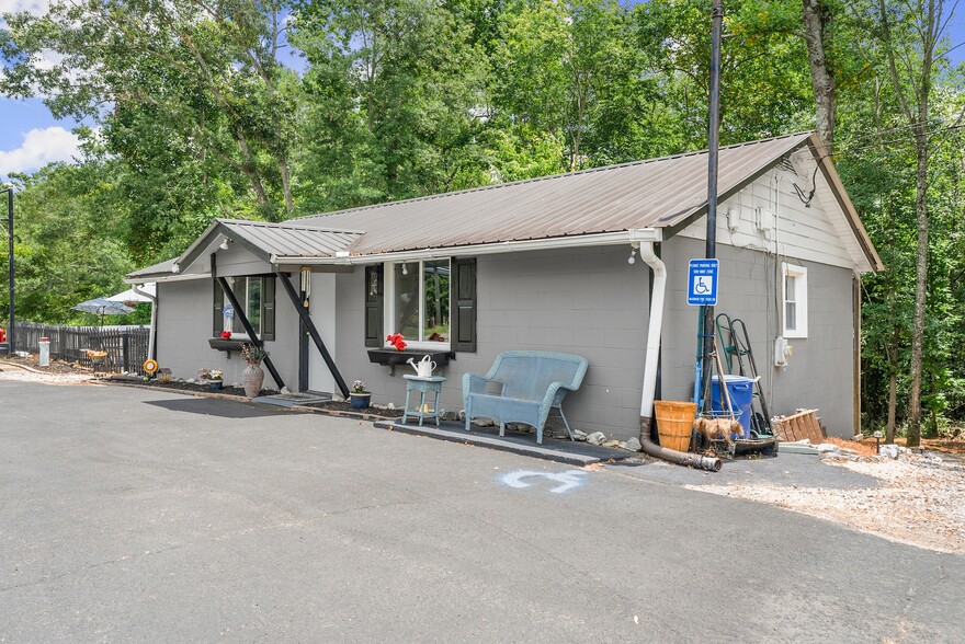 6195 Matt Hwy, Cumming, GA à vendre - Photo principale – Image 1 sur 25