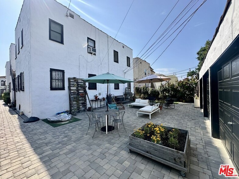 337 N Spaulding Ave, Los Angeles, CA à vendre - Photo de l’immeuble – Image 2 sur 8