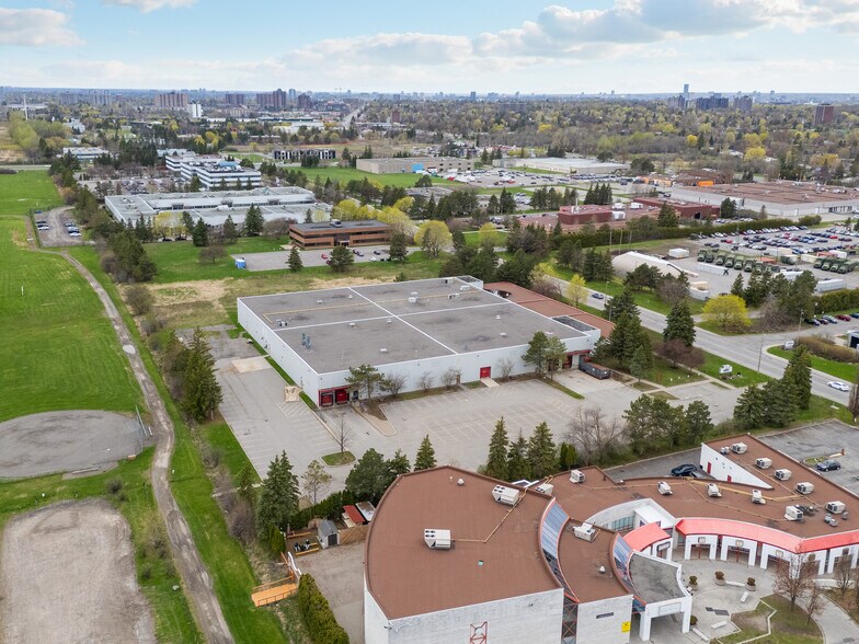 2355 St Laurent Blvd, Ottawa, ON à vendre - Photo de l’immeuble – Image 2 sur 5