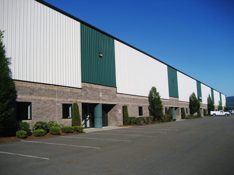 1155 Mid Valley Dr, Olyphant, PA à louer - Photo principale – Image 1 sur 4