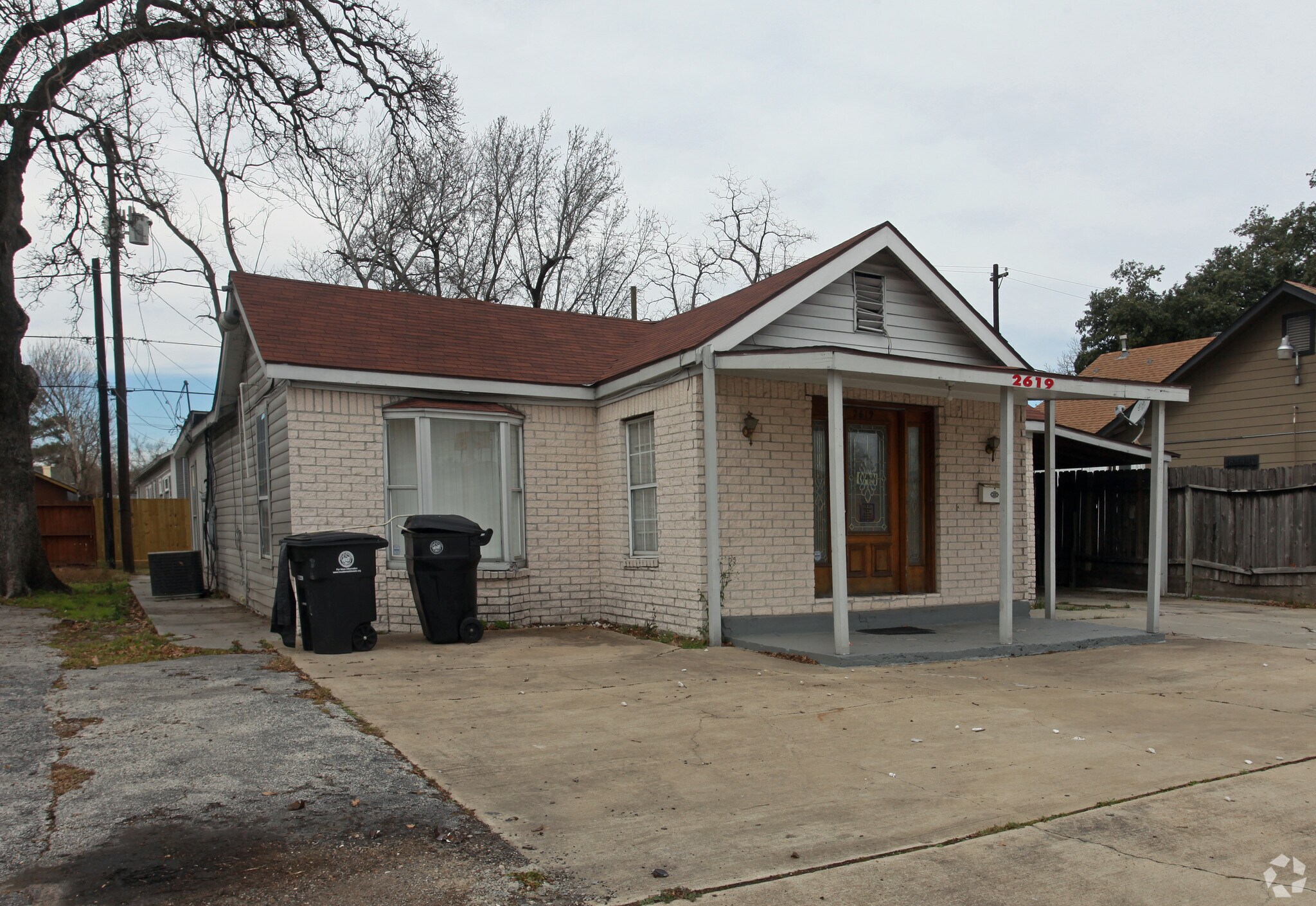 2615- 2619 North Fwy portefeuille de 3 biens à vendre sur LoopNet.fr Photo principale– Image 1 sur 8