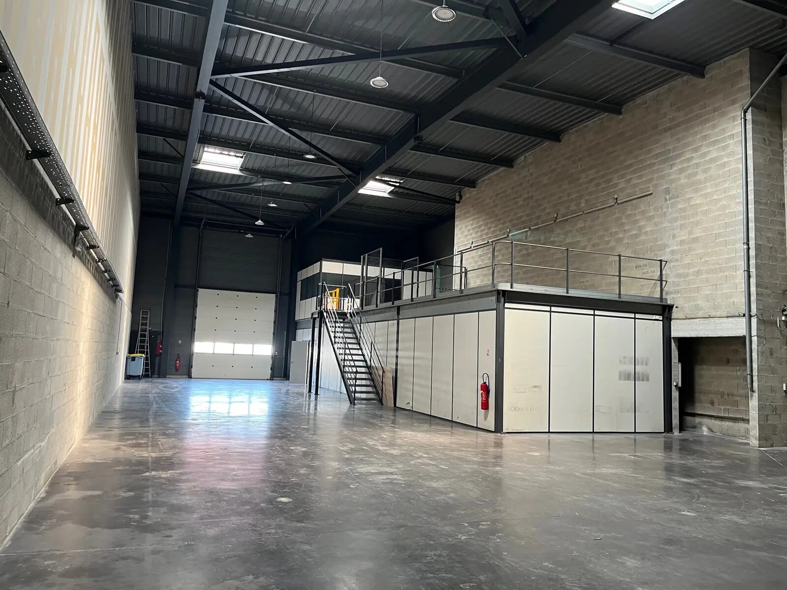 Local d’activités dans Fréjus à louer Photo intérieure– Image 1 sur 7