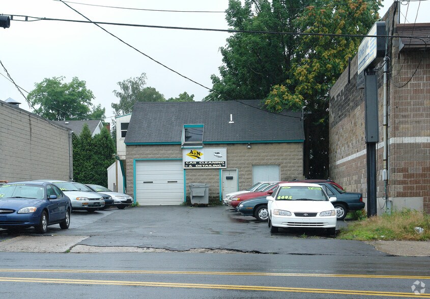 12 Meriden Rd, Waterbury, CT à vendre - Photo de l’immeuble – Image 1 sur 2