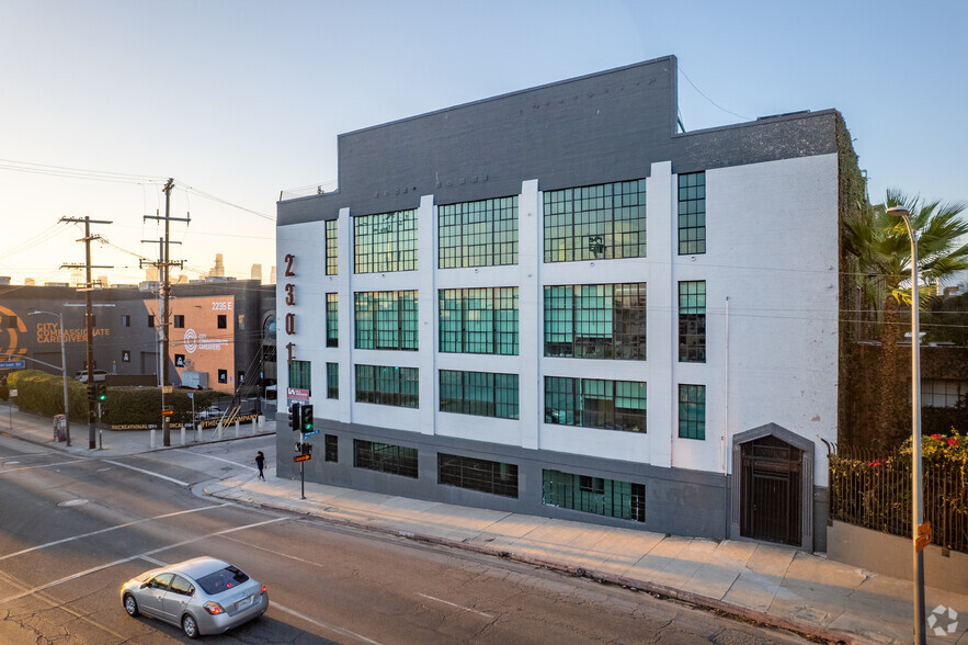 2301 E 7th St, Los Angeles, CA à louer - Photo de l’immeuble – Image 2 sur 5