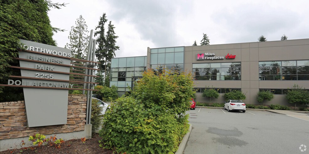 2255 Dollarton Hwy, North Vancouver District, BC à louer - Photo de l’immeuble – Image 3 sur 5