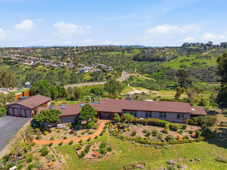 1355 Rainbow Ridge Ln, Encinitas, CA à vendre - Photo de l’immeuble – Image 2 sur 13