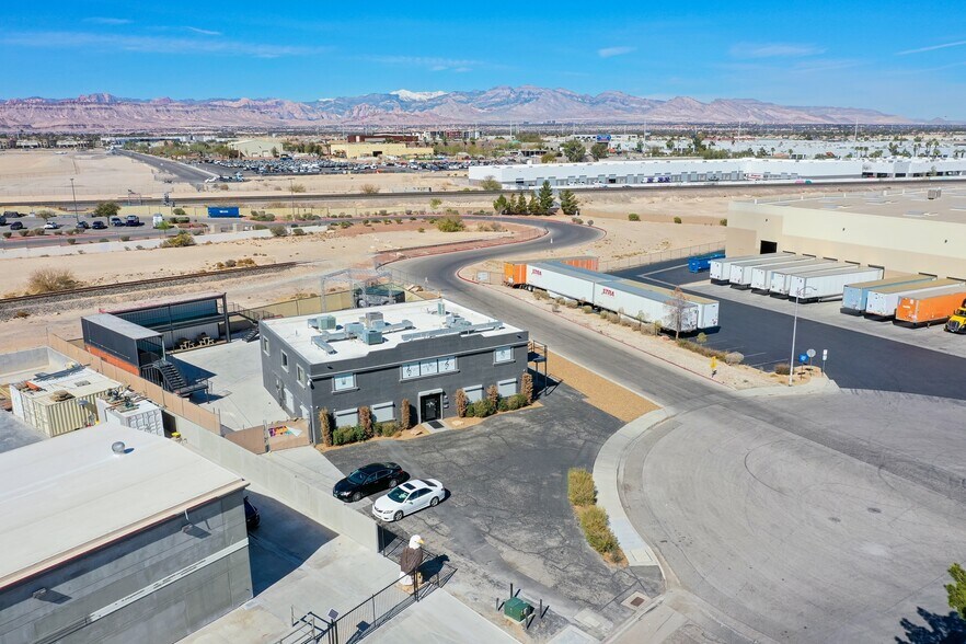 4251 W Oquendo Rd, Las Vegas, NV à vendre - Photo de l’immeuble – Image 1 sur 60
