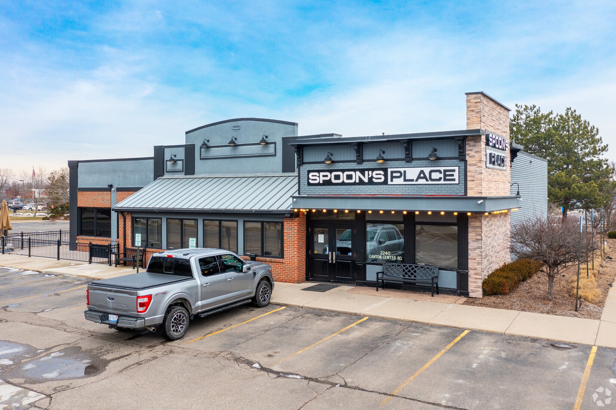 2240 N Canton Center Rd, Canton, MI à louer Photo de l’immeuble– Image 1 sur 6