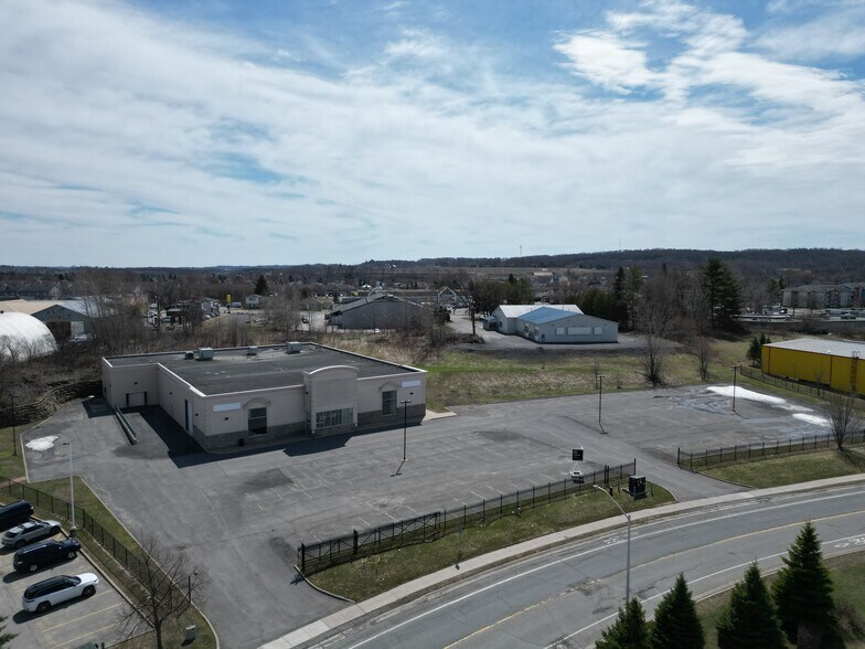 2747 Chamberland St, Rockland, ON à louer - Photo de l’immeuble – Image 2 sur 23