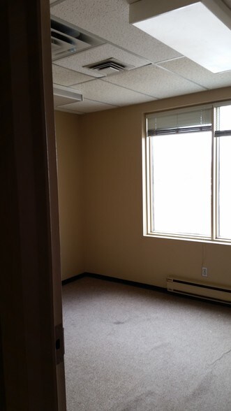 8225 105th St, Edmonton, AB à louer - Photo intérieure – Image 3 sur 22